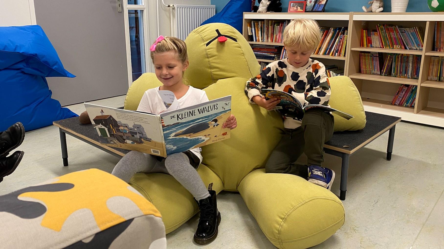 Kinderen lezen boeken in de gezellige leeshoek van WereldKidz Mozaïek Petenbos in Veenendaal. Kinderen lezen boeken in de gezellige leeshoek van WereldKidz Mozaïek Petenbos in Veenendaal.