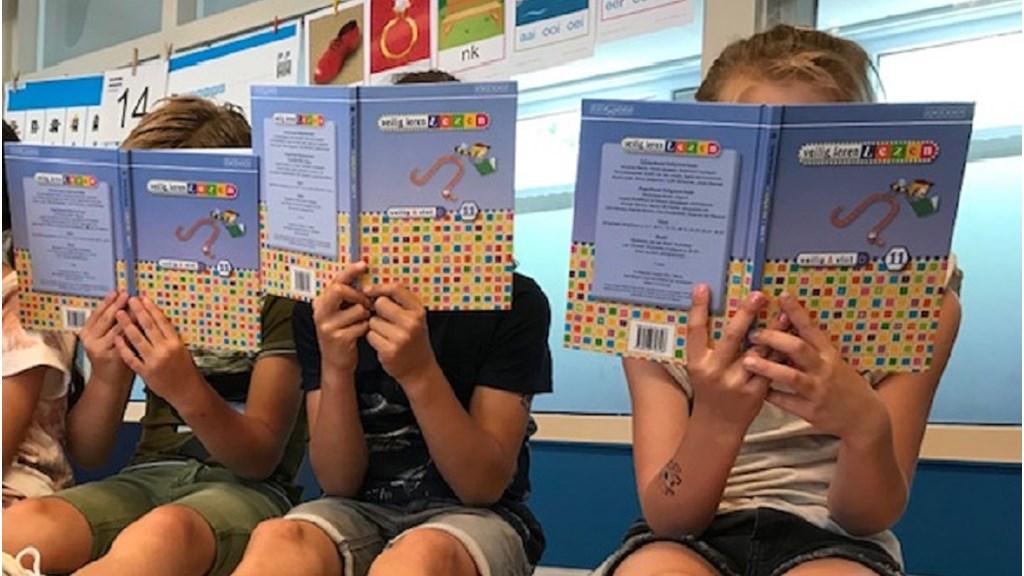 Kinderen lezen boeken in de klas van Bs Stefanus in Wijnandsrade. Kinderen lezen boeken in de klas van Bs Stefanus in Wijnandsrade.