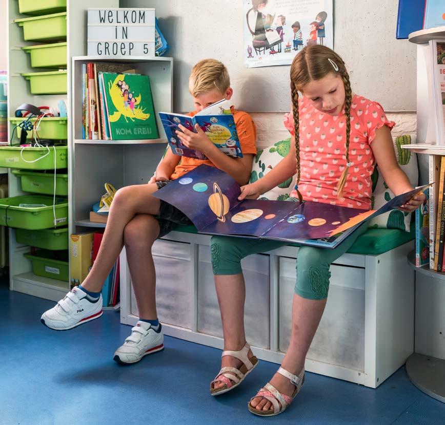 Kinderen lezen boeken in de klas van De Parelburcht in Oost-Souburg.
