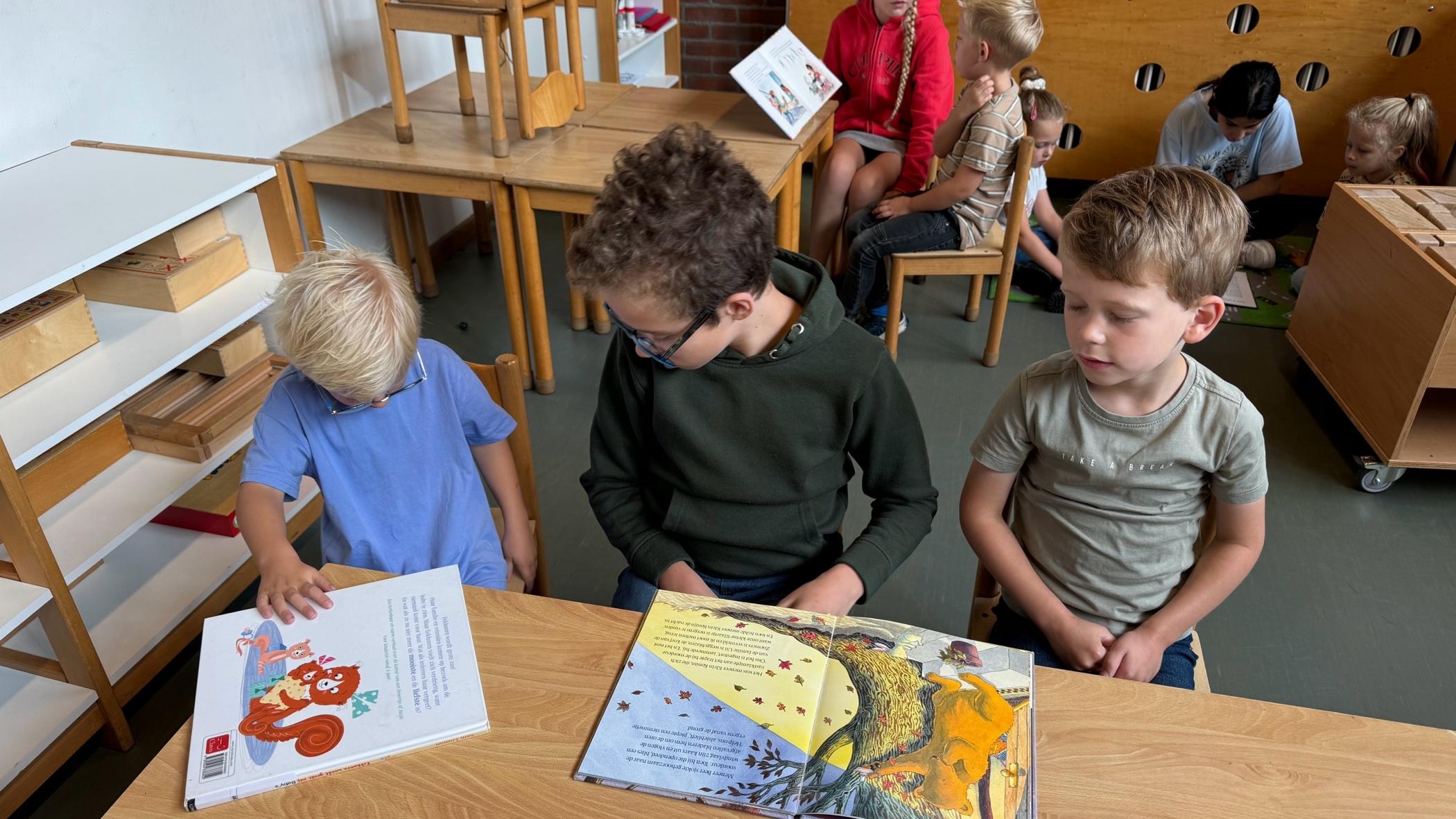 Kinderen lezen boeken in de klas van Openbare basisschool 't Kompas in Dedemsvaart. Kinderen lezen boeken in de klas van Openbare basisschool 't Kompas in Dedemsvaart.