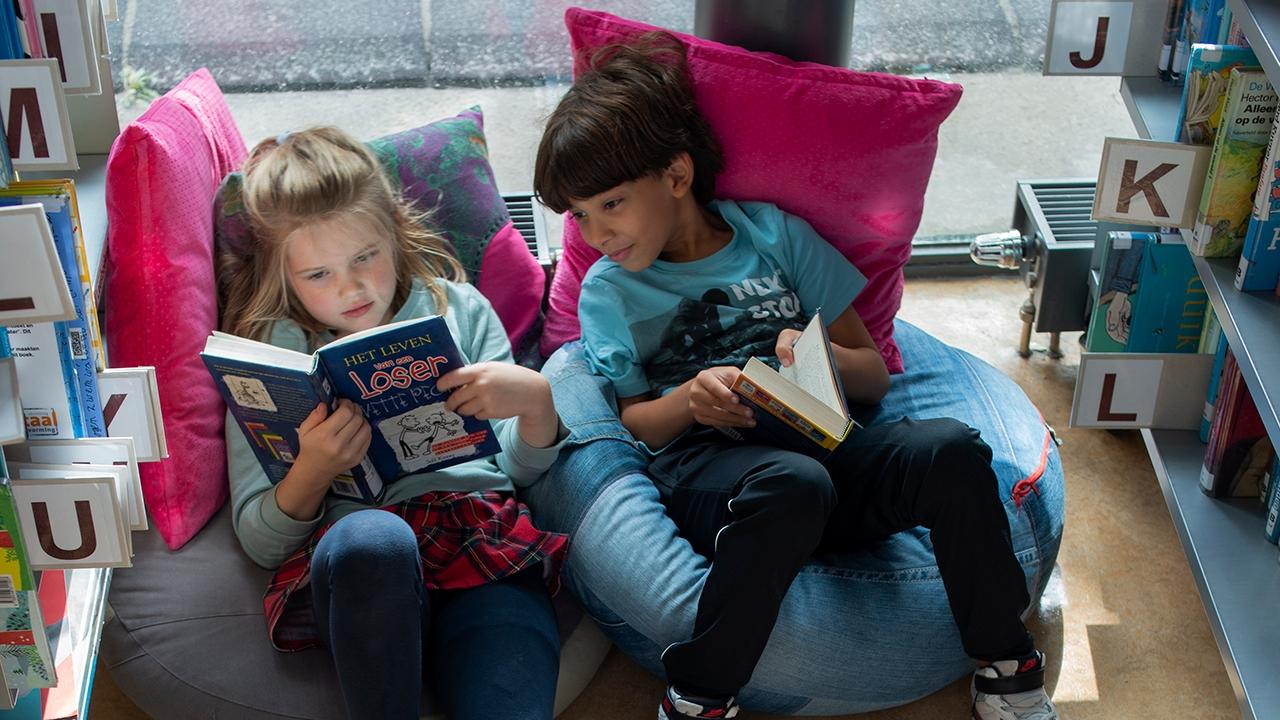 Kinderen lezen boeken in de leeshoek van basisschool Joop en Willy Westerweel in Amsterdam. Kinderen lezen boeken in de leeshoek van basisschool Joop en Willy Westerweel in Amsterdam.