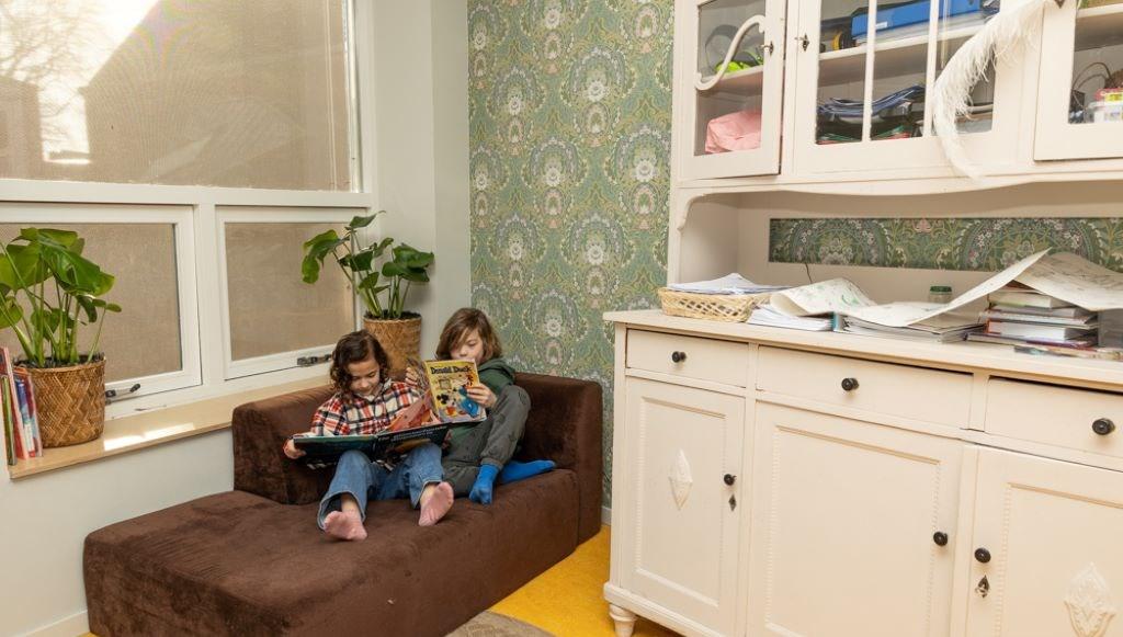 Kinderen lezen boeken in een ontspanningshoek van Openbare Jenaplan Basisschool Oldenije in Leeuwarden.
