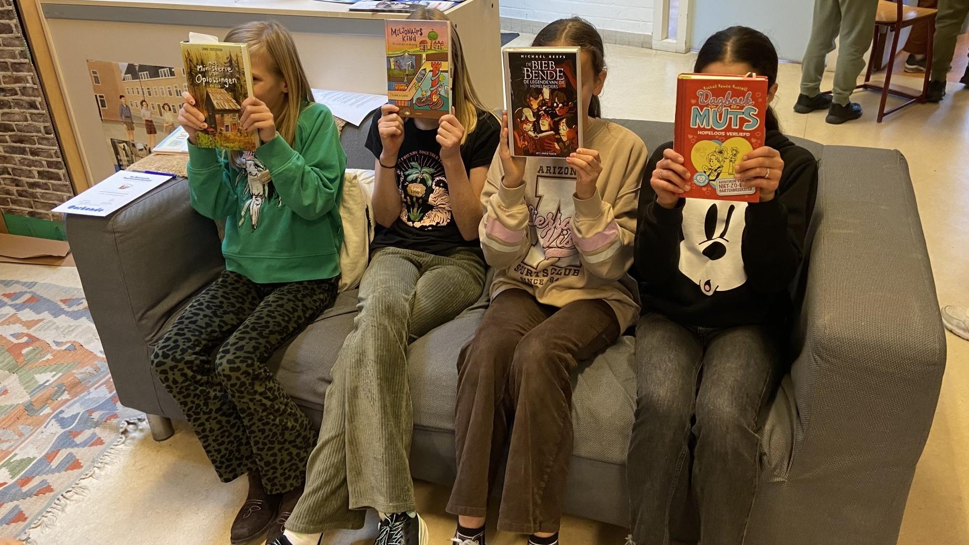 Kinderen lezen boeken op de bank in KBS De Catharijnepoort in Utrecht. Kinderen lezen boeken op de bank in KBS De Catharijnepoort in Utrecht.