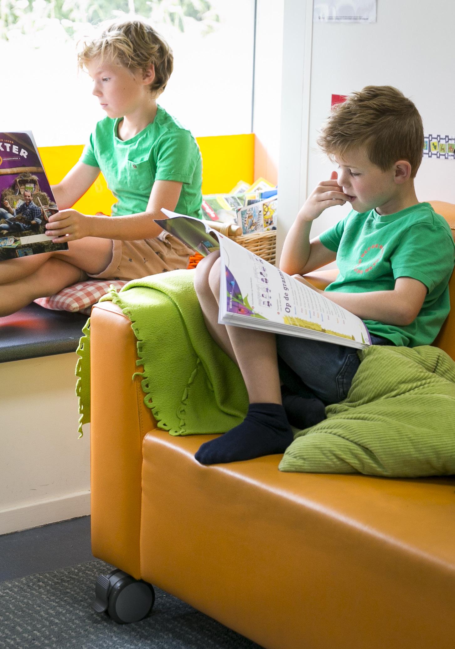 Kinderen lezen boeken op een comfortabele bank in De Fontein Houten. Kinderen lezen boeken op een comfortabele bank in De Fontein Houten.