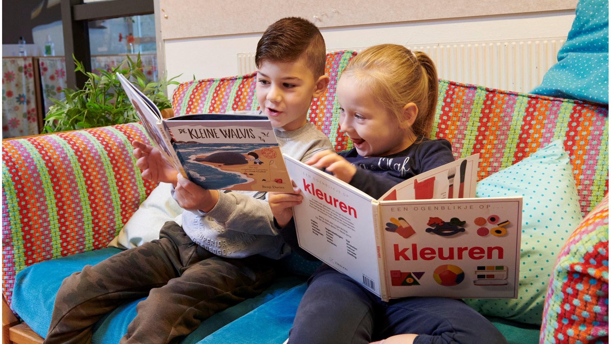 Kinderen lezen boeken op een kleurrijke bank in OBS de Globe in Haarlem. Kinderen lezen boeken op een kleurrijke bank in OBS de Globe in Haarlem.