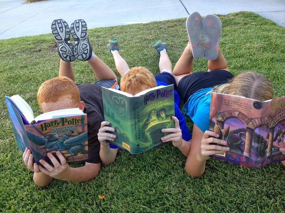 Kinderen lezen Harry Potter boeken op het schoolplein van de Rooms Katholieke Basisschool Panta Rhei in Coevorden. Kinderen lezen Harry Potter boeken op het schoolplein van de Rooms Katholieke Basisschool Panta Rhei in Coevorden.