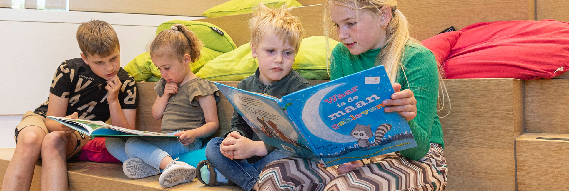 Kinderen lezen samen boeken in CBS De Sprankel in Dussen. Kinderen lezen samen boeken in CBS De Sprankel in Dussen.