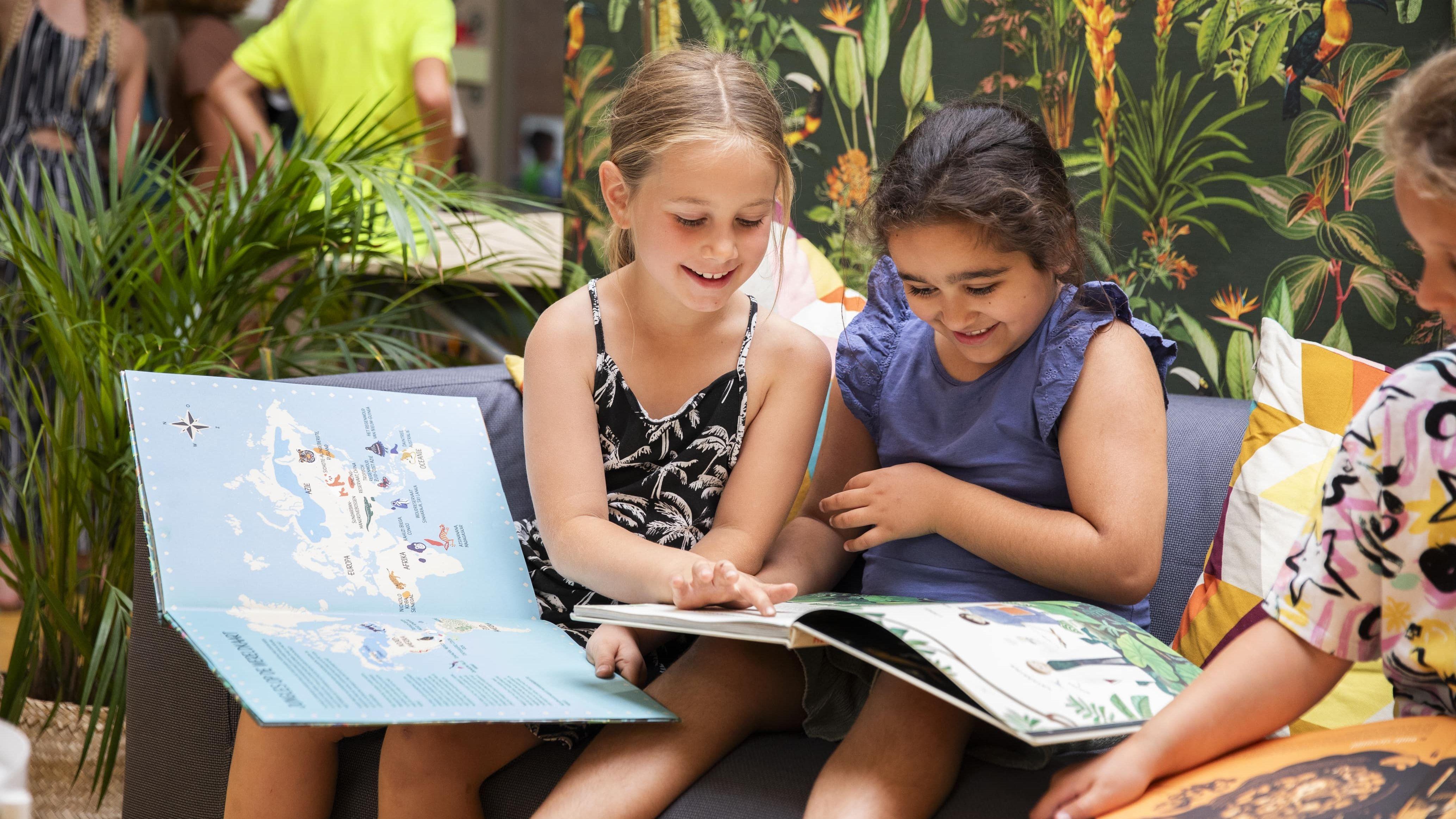 Kinderen lezen samen boeken in de gezellige leeshoek van O.b.s. De Vogelenzang in Spijkenisse. Kinderen lezen samen boeken in de gezellige leeshoek van O.b.s. De Vogelenzang in Spijkenisse.