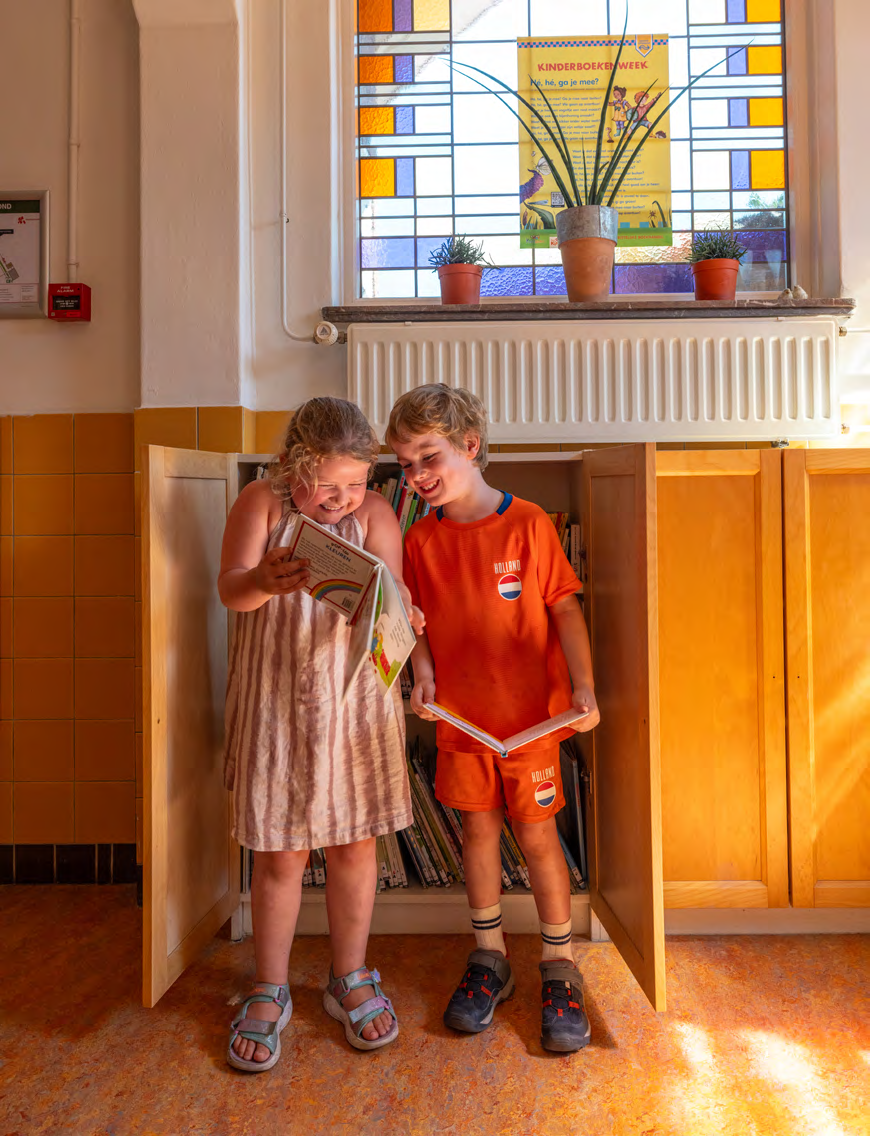 Kinderen lezen samen boeken in de Prins Mauritsschool in Delft. Kinderen lezen samen boeken in de Prins Mauritsschool in Delft.