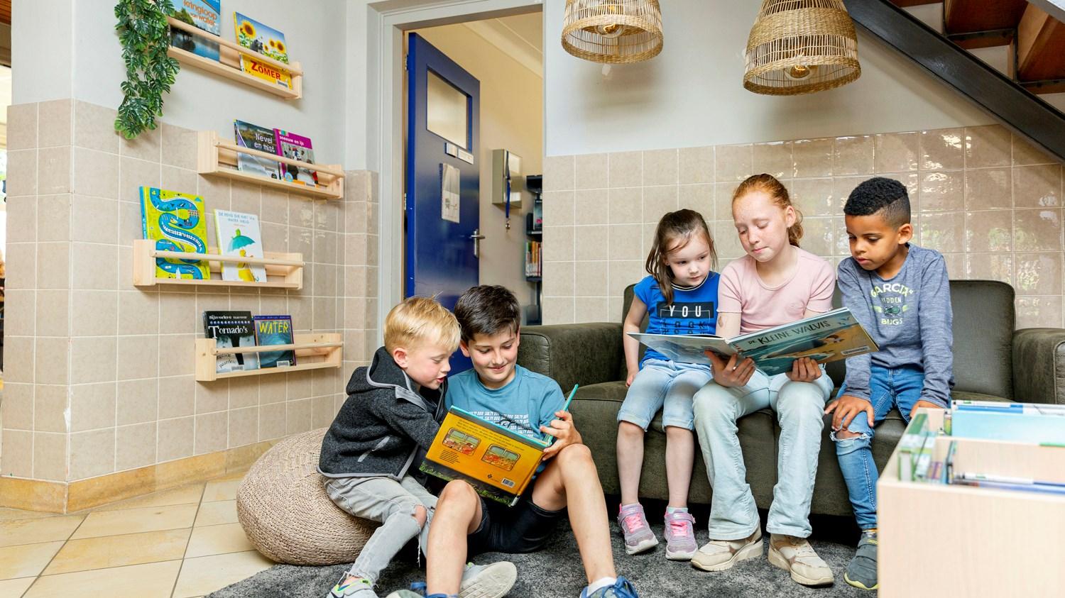Kinderen lezen samen boeken in de relaxruimte van Basisschool Sint Anna in Blitterswijck. Kinderen lezen samen boeken in de relaxruimte van Basisschool Sint Anna in Blitterswijck.