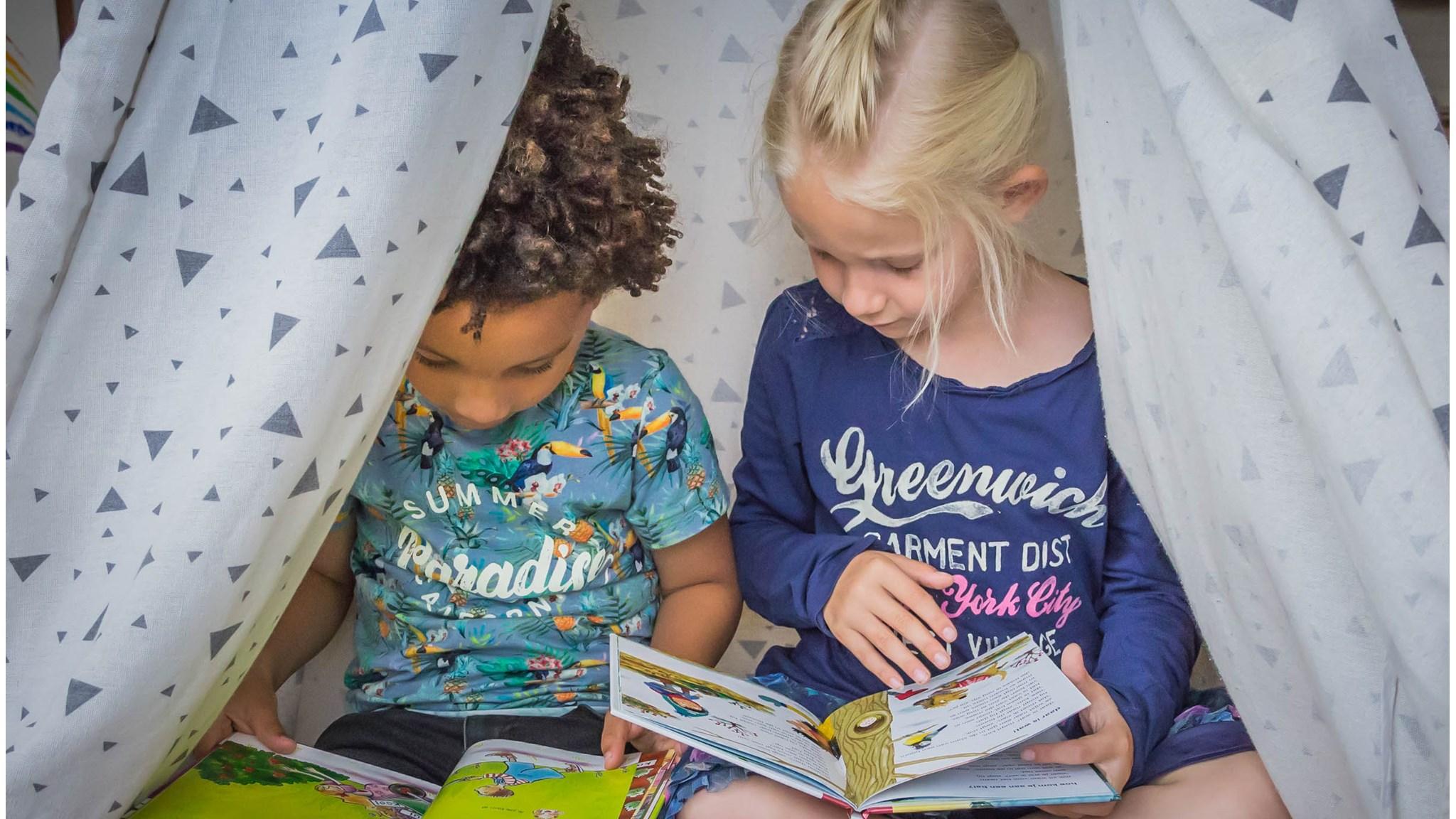Kinderen lezen samen boeken in de slaapkamer van Jenaplanschool de Duizendpoot in Stramproy. Kinderen lezen samen boeken in de slaapkamer van Jenaplanschool de Duizendpoot in Stramproy.