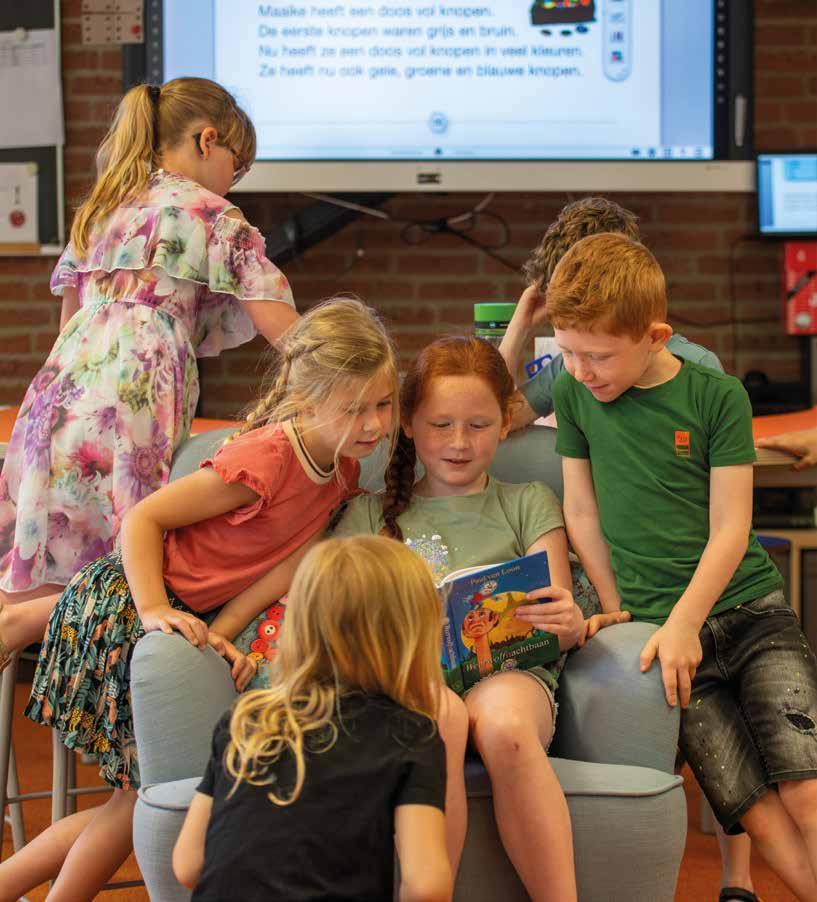 Kinderen lezen samen een boek in de klas van Openbare Basisschool De Bron in Deurne. Kinderen lezen samen een boek in de klas van Openbare Basisschool De Bron in Deurne.