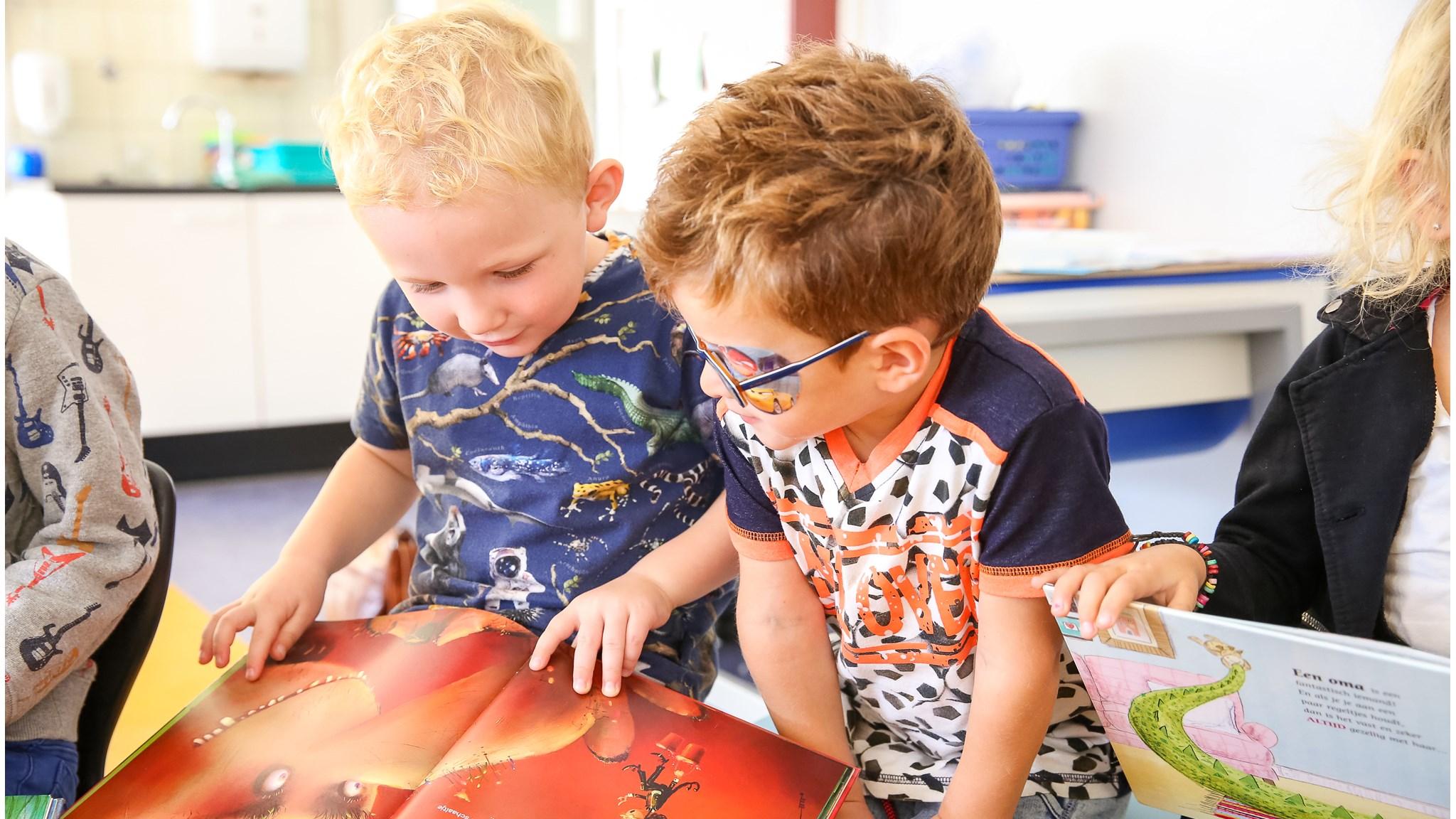 Kinderen lezen samen in de klas van Basisschool St Joan in Soerendonk. Kinderen lezen samen in de klas van Basisschool St Joan in Soerendonk.