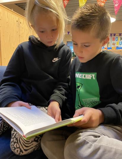 Kinderen lezen samen in de klas van 'T Paalhoofd' in Zoutelande. Kinderen lezen samen in de klas van 'T Paalhoofd' in Zoutelande.