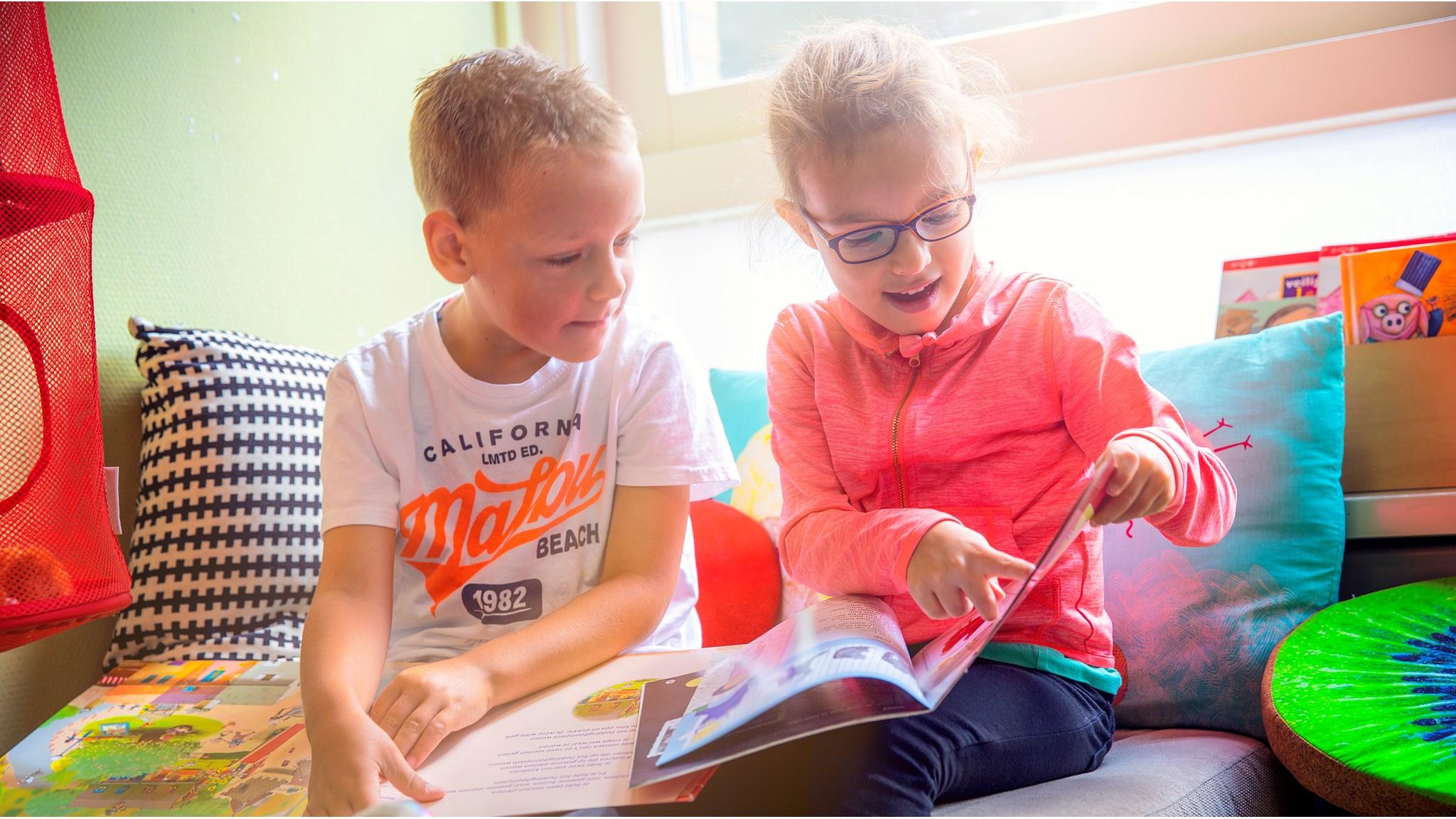 Kinderen lezen samen in een gezellige hoek van de Christelijke Basisschool de Wegwijzer in 's-Gravenzande. Kinderen lezen samen in een gezellige hoek van de Christelijke Basisschool de Wegwijzer in 's-Gravenzande.