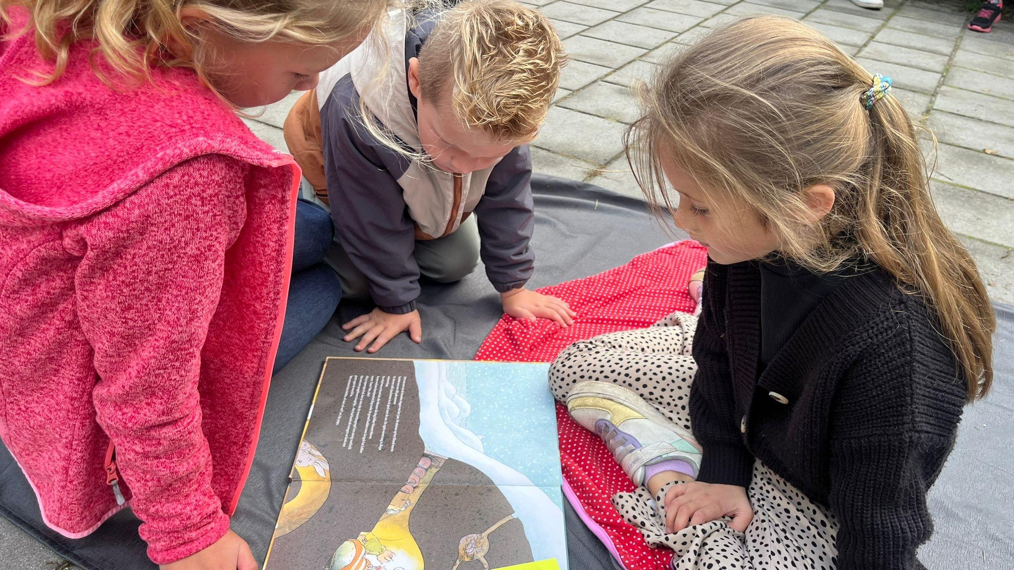 Kinderen lezen samen op het schoolplein van Openbare Basisschool de Ommewending in Veendam. Kinderen lezen samen op het schoolplein van Openbare Basisschool de Ommewending in Veendam.