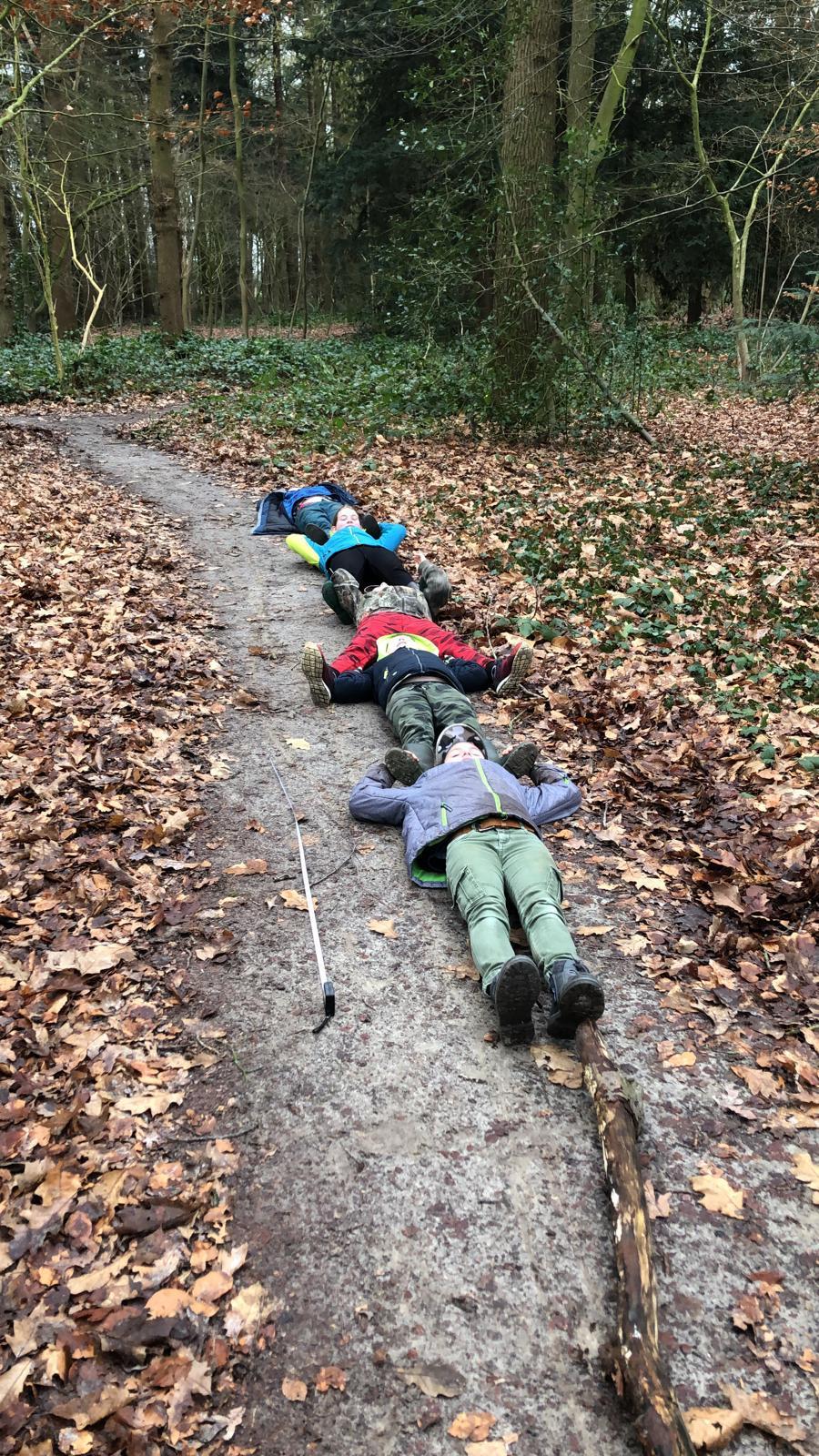 Kinderen liggen op de grond tijdens een activiteit in het bos bij KC 't Echtenest in Echten (Drenthe). Kinderen liggen op de grond tijdens een activiteit in het bos bij KC 't Echtenest in Echten (Drenthe).
