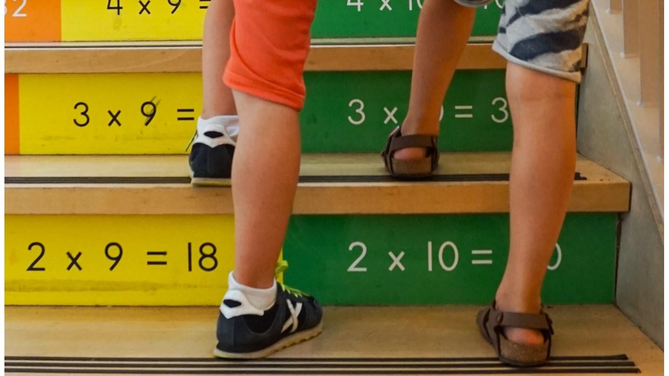 Kinderen lopen de trappen van De Gondelier in Amersfoort, waar wiskundige vermenigvuldigingen op de treden zijn afgebeeld. Kinderen lopen de trappen van De Gondelier in Amersfoort, waar wiskundige vermenigvuldigingen op de treden zijn afgebeeld.
