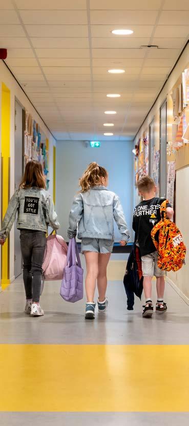Kinderen lopen door de gang van Basisschool EigenWijs in Veldhoven. Kinderen lopen door de gang van Basisschool EigenWijs in Veldhoven.