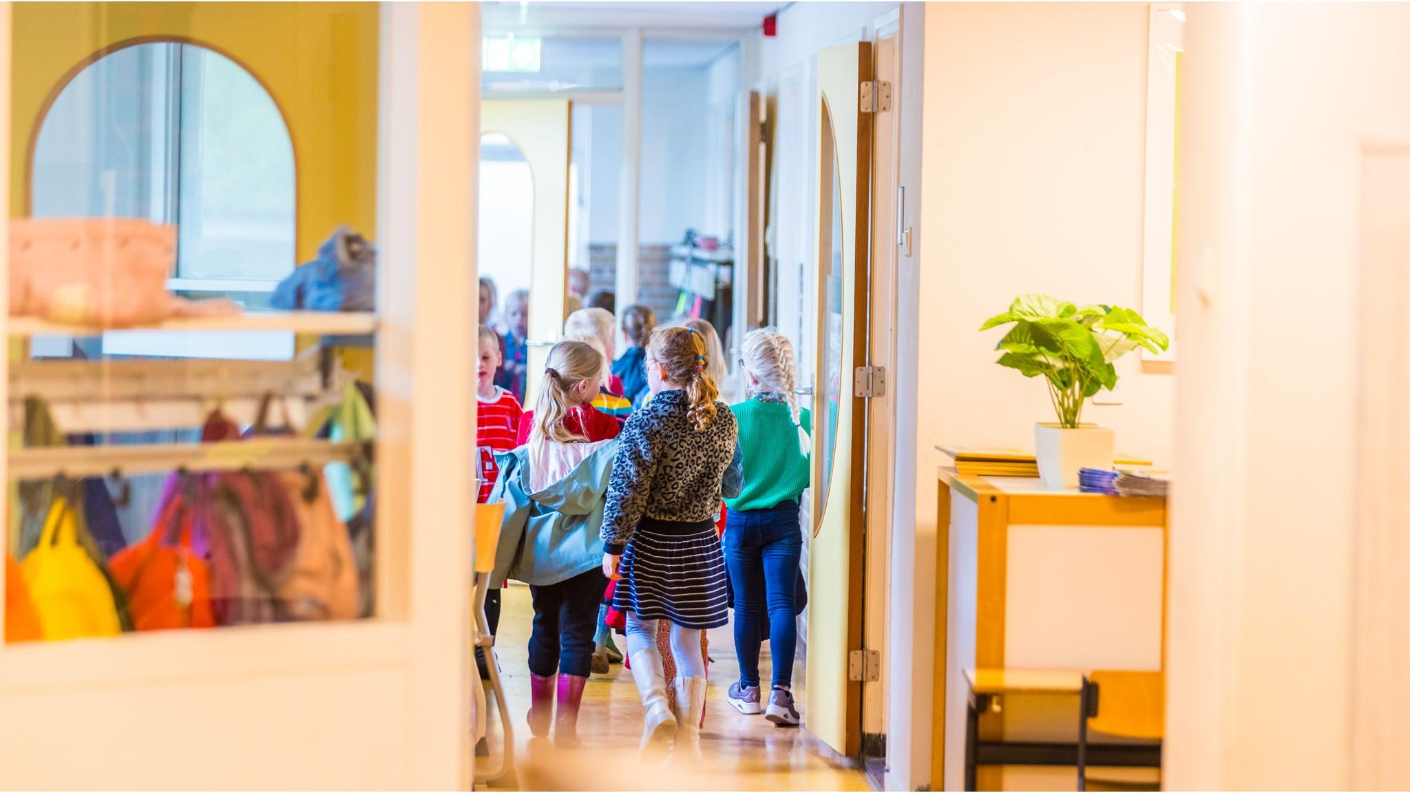 Kinderen lopen door de gang van cbs Jan Kuipers in Grootegast. Kinderen lopen door de gang van cbs Jan Kuipers in Grootegast.