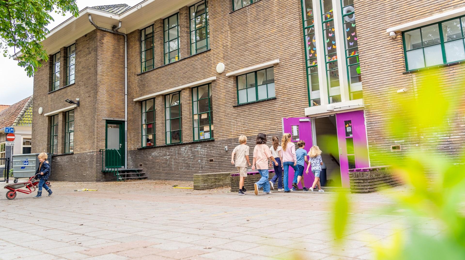 Kinderen lopen het schoolgebouw van ABS Middelburg binnen vanuit het schoolplein. Kinderen lopen het schoolgebouw van ABS Middelburg binnen vanuit het schoolplein.
