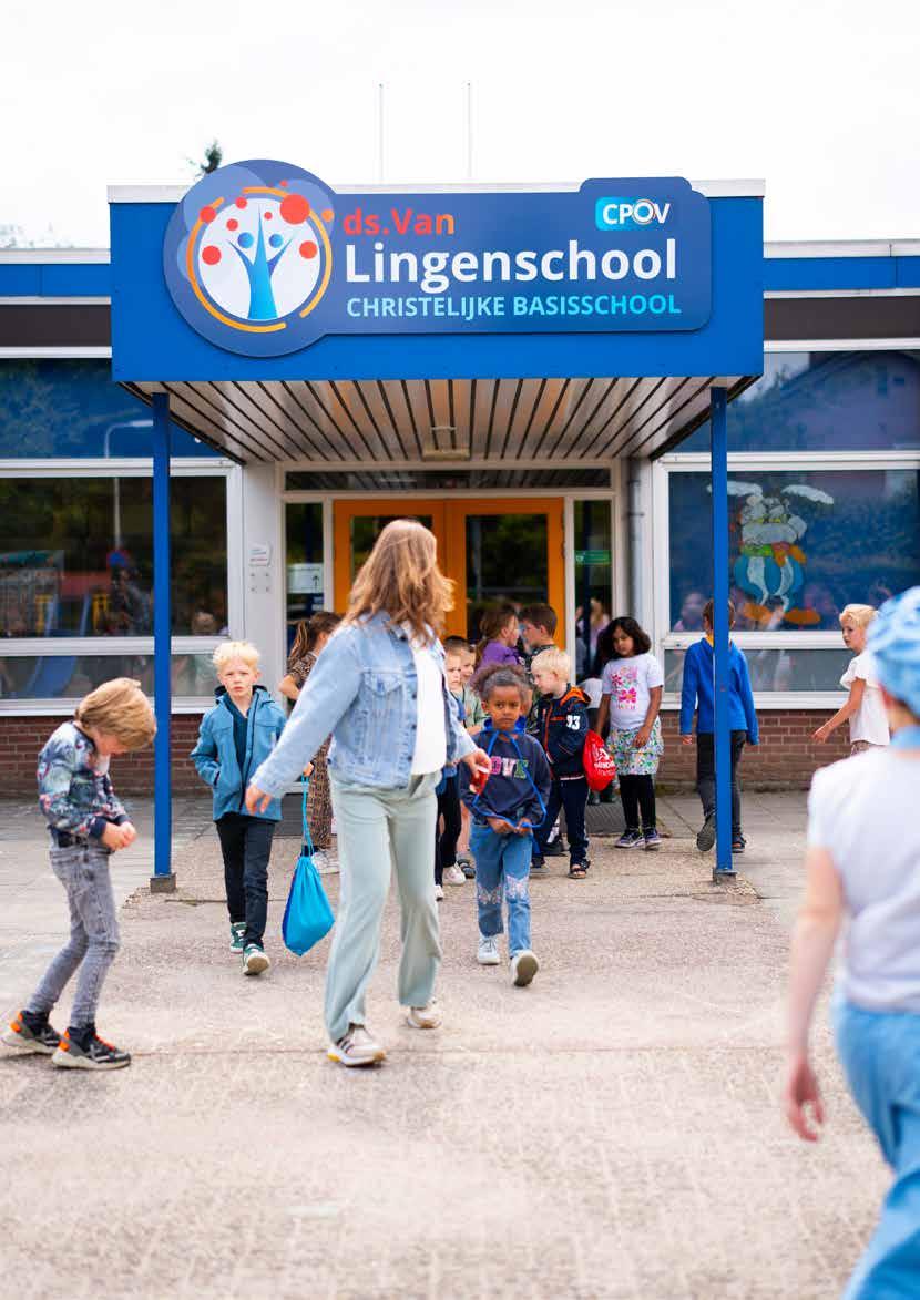 Kinderen lopen het schoolplein van de ds. Van Lingenschool in Zetten op. Kinderen lopen het schoolplein van de ds. Van Lingenschool in Zetten op.
