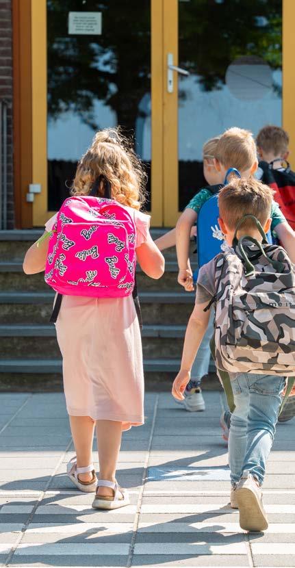 Kinderen lopen naar binnen bij Basisschool Lambertus in Vessem. Kinderen lopen naar binnen bij Basisschool Lambertus in Vessem.