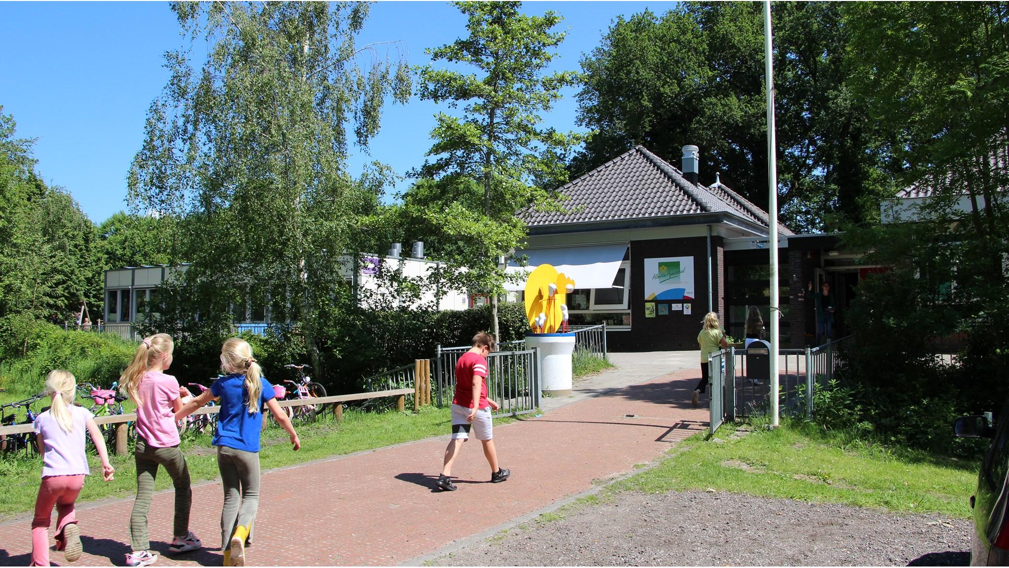 Kinderen lopen naar de Albertine Agnesschool in Oranjewoud.