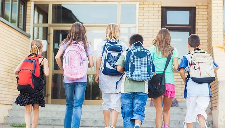 Kinderen lopen naar de ingang van RK Basisschool De Wegwijzer in Achtmaal. Kinderen lopen naar de ingang van RK Basisschool De Wegwijzer in Achtmaal.