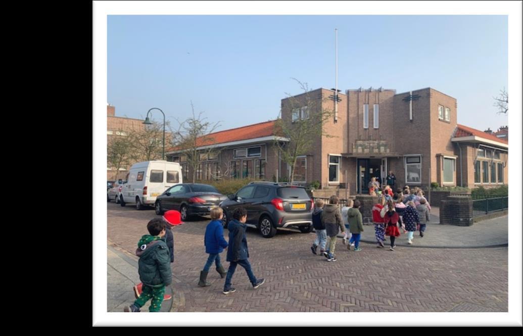 Kinderen lopen naar de Professor Casimirschool in Voorburg. Kinderen lopen naar de Professor Casimirschool in Voorburg.