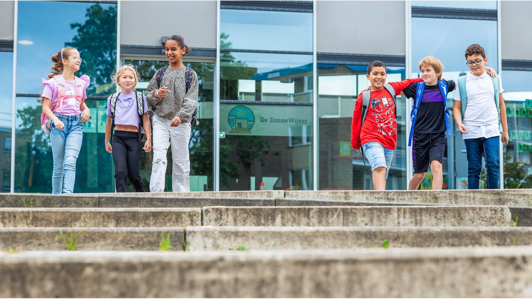 Kinderen lopen naar school bij De Zonnewijzer in Bussum. Kinderen lopen naar school bij De Zonnewijzer in Bussum.