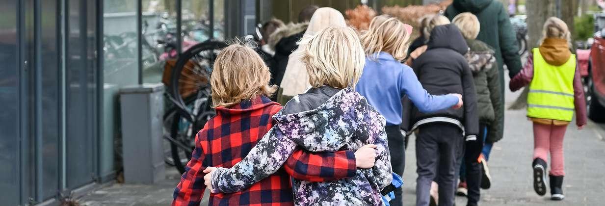 Kinderen lopen samen naar de basisschool M Wiegman in Bergen (Noord-Holland). Kinderen lopen samen naar de basisschool M Wiegman in Bergen (Noord-Holland).