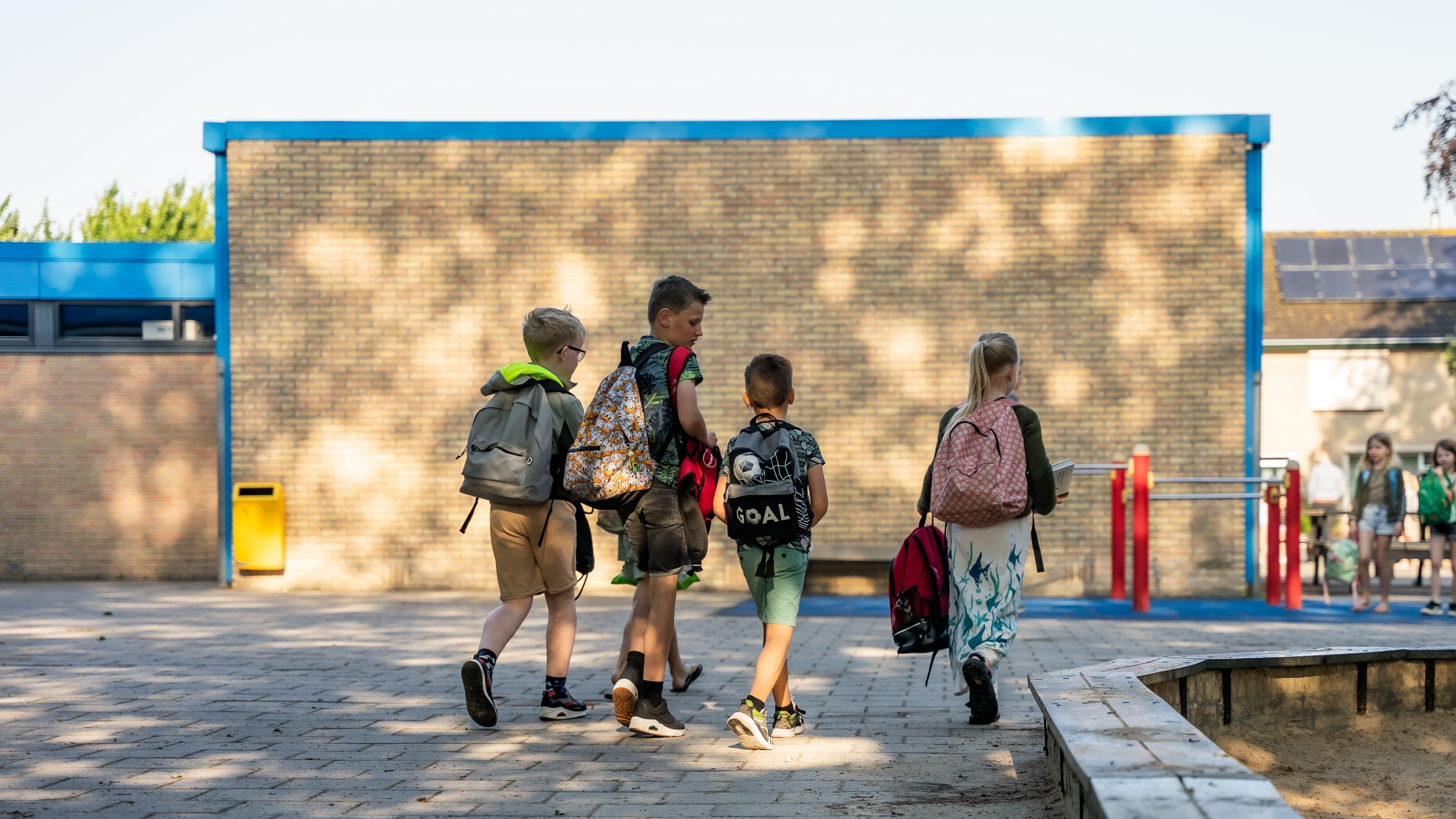 Kinderen lopen samen naar het schoolplein van RK Basisschool Op Weg in Haarle (Gem. Hellendoorn). Kinderen lopen samen naar het schoolplein van RK Basisschool Op Weg in Haarle (Gem. Hellendoorn).