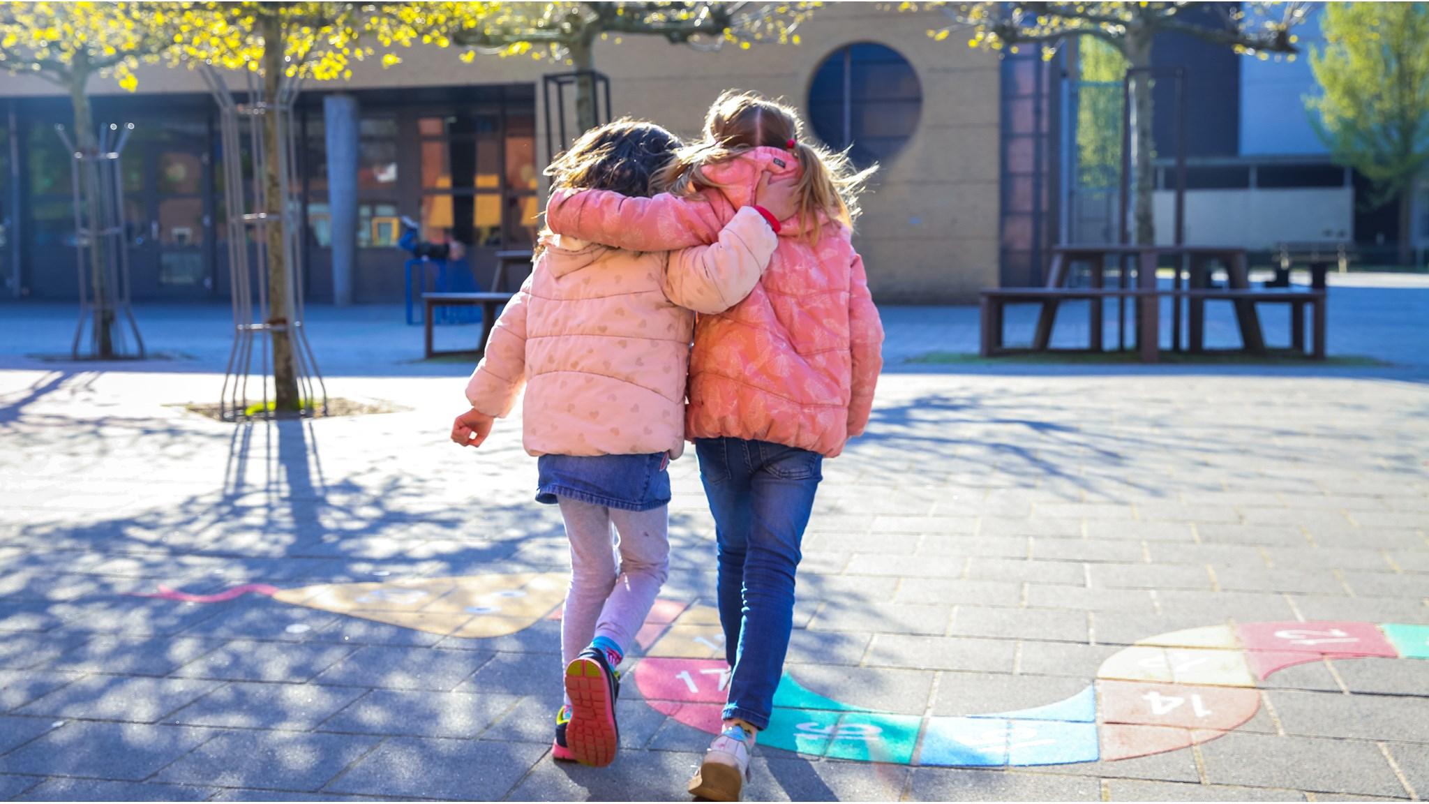 Kinderen lopen samen op het schoolplein van Basisschool De Windroos in Valkenswaard. Kinderen lopen samen op het schoolplein van Basisschool De Windroos in Valkenswaard.