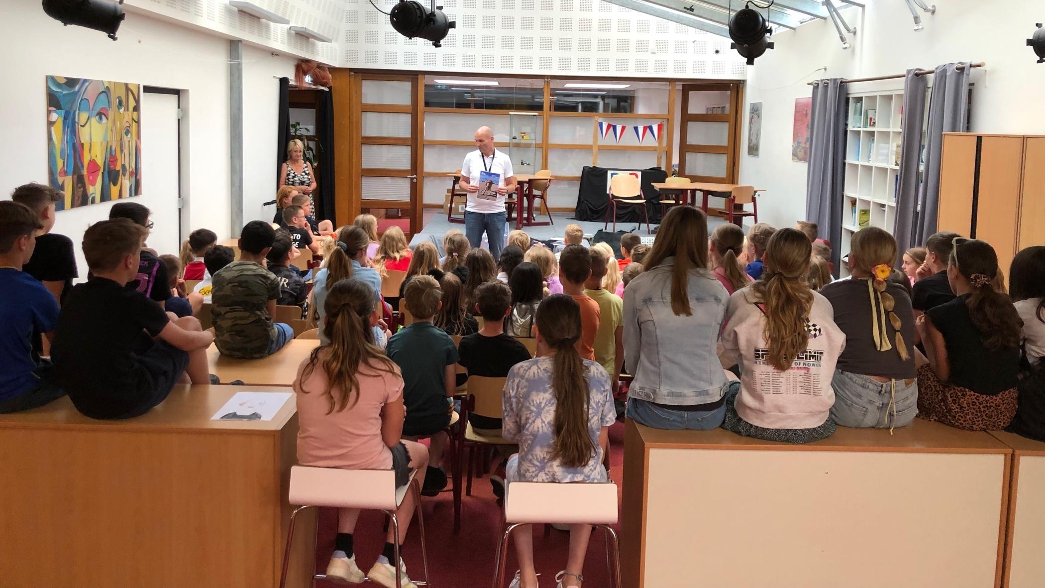 Kinderen luisteren aandachtig naar de instructies van een docent op Openbare Basisschool De Meerpaal in Bruinisse. Kinderen luisteren aandachtig naar de instructies van een docent op Openbare Basisschool De Meerpaal in Bruinisse.