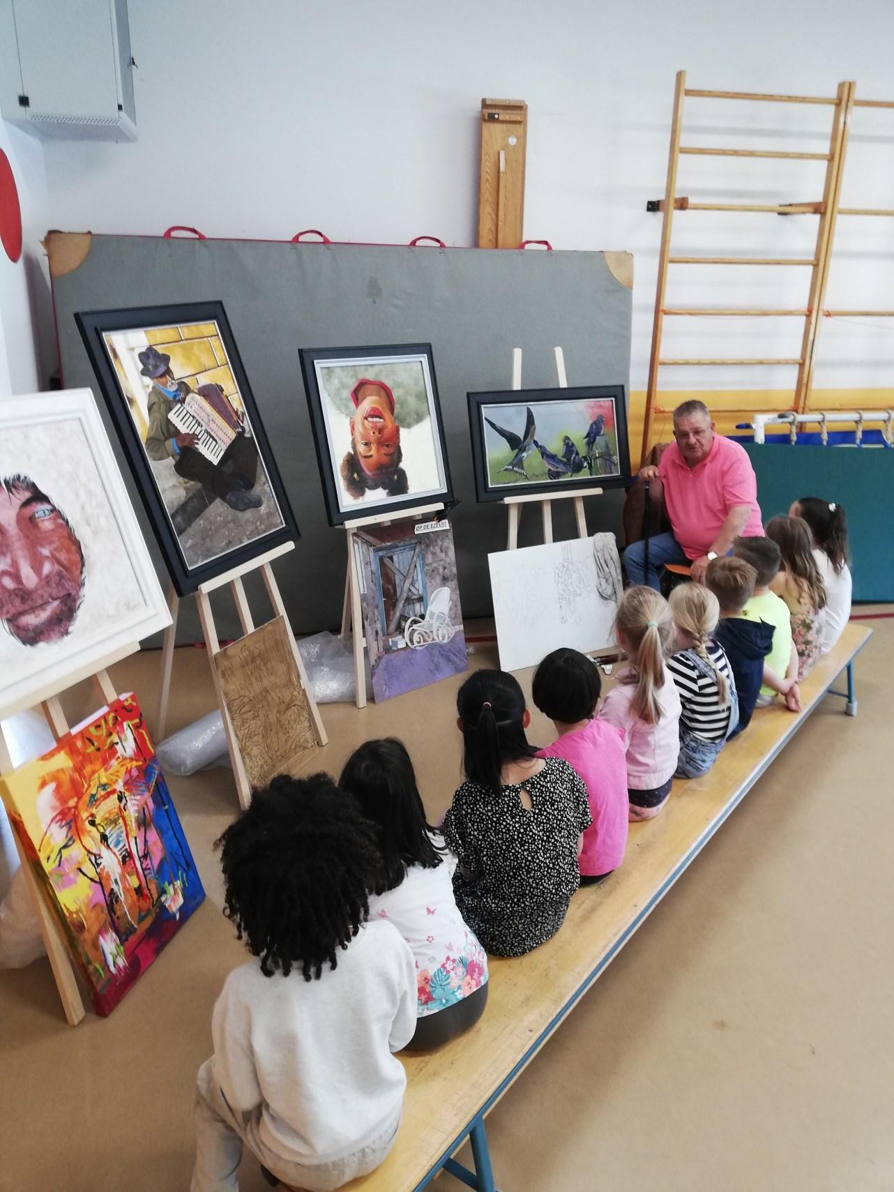 Kinderen luisteren aandachtig naar een kunstenaar tijdens een kunstworkshop op TVH Jenaplanschool de Tandem in Hoorn. Kinderen luisteren aandachtig naar een kunstenaar tijdens een kunstworkshop op TVH Jenaplanschool de Tandem in Hoorn.