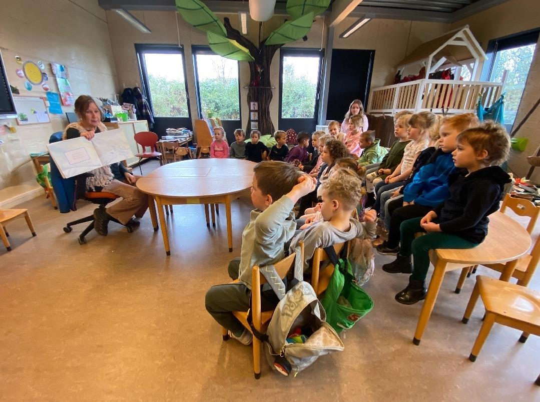 Kinderen luisteren aandachtig naar een verhaal in de klas van 'T Paalhoofd' in Zoutelande. Kinderen luisteren aandachtig naar een verhaal in de klas van 'T Paalhoofd' in Zoutelande.