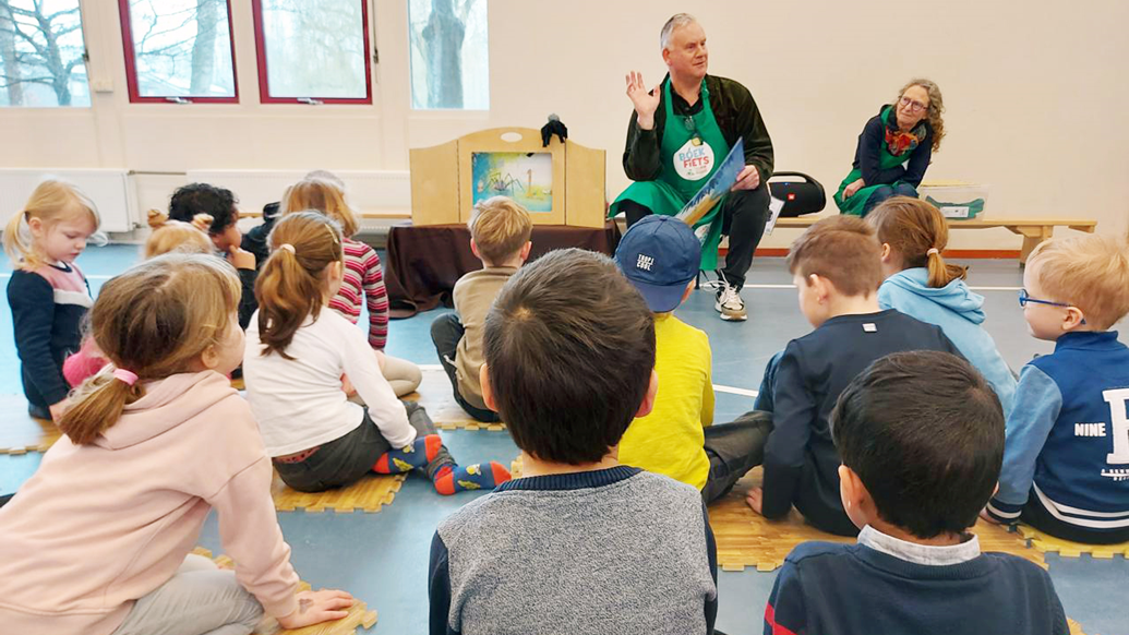 Kinderen luisteren aandachtig naar een verhaal in de Plaswijckschool in Gouda.