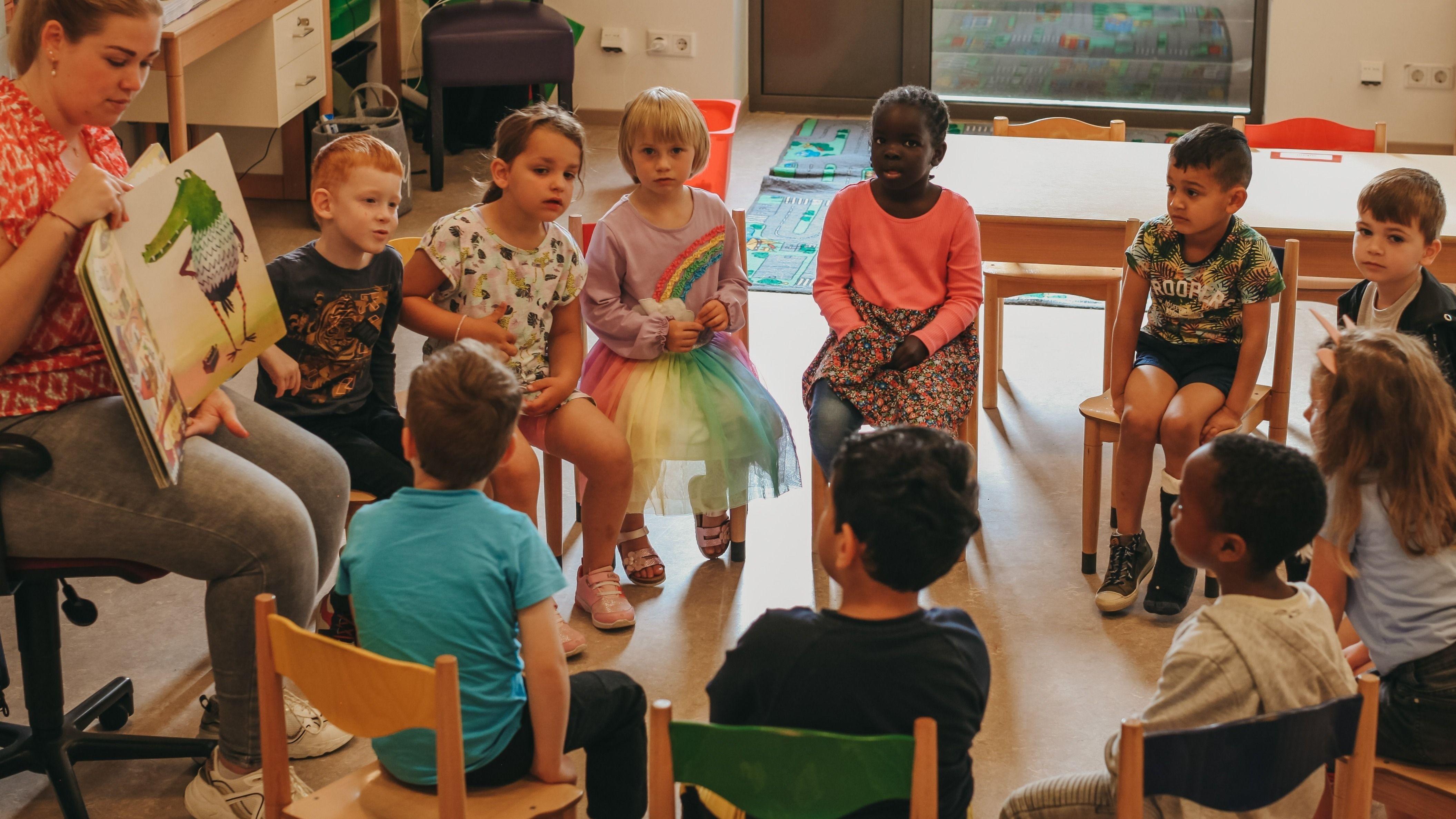 Kinderen luisteren aandachtig naar een verhaal voorgelezen door een lerares in de klas van Basisschool de Berenburcht in Oostburg. Kinderen luisteren aandachtig naar een verhaal voorgelezen door een lerares in de klas van Basisschool de Berenburcht in Oostburg.
