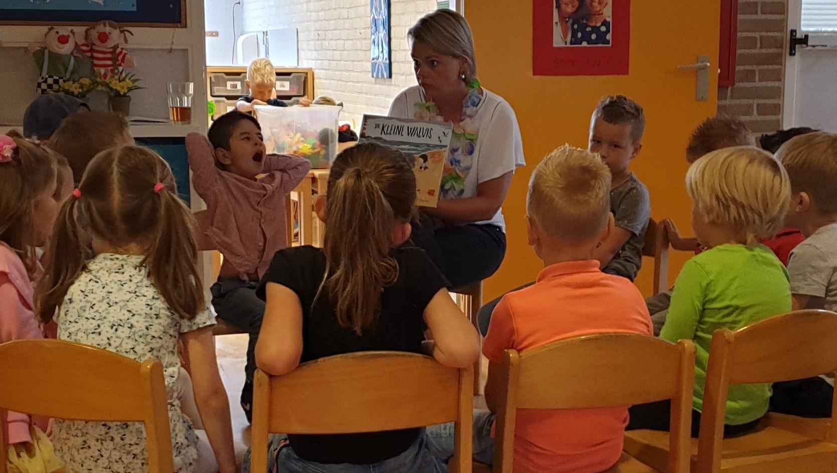 Kinderen luisteren aandachtig naar een voorleesmoment op KC De Elzenhof in Hardenberg. Kinderen luisteren aandachtig naar een voorleesmoment op KC De Elzenhof in Hardenberg.