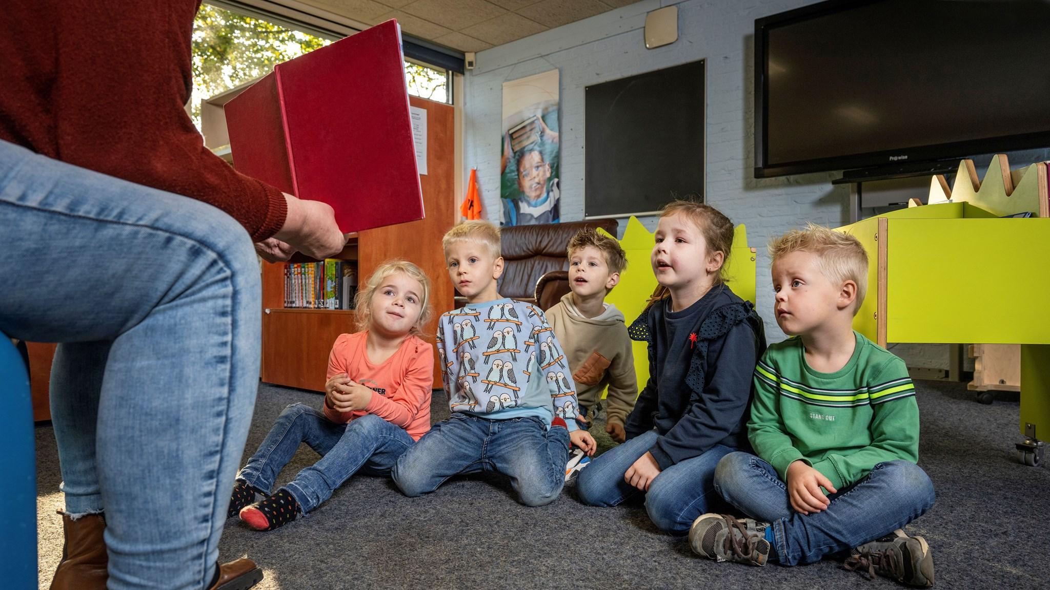 Kinderen luisteren aandachtig naar een voorleessessie in Basisschool De Horizon in Grashoek. Kinderen luisteren aandachtig naar een voorleessessie in Basisschool De Horizon in Grashoek.