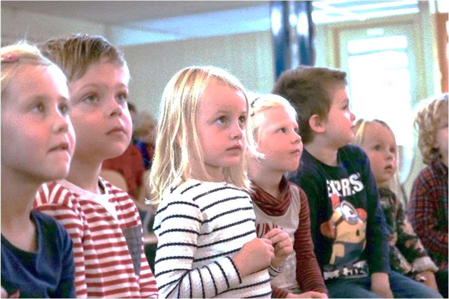 Kinderen luisteren aandachtig tijdens een activiteit op basisschool Het Avontuur in Dalfsen.
