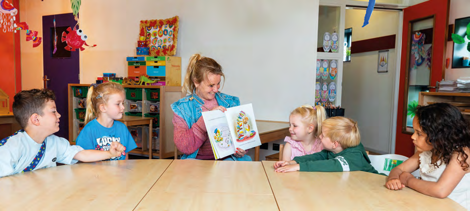 Kinderen luisteren geboeid naar een voorleesmoment in de klas van IKC de Driemaster in Hoek van Holland. Kinderen luisteren geboeid naar een voorleesmoment in de klas van IKC de Driemaster in Hoek van Holland.