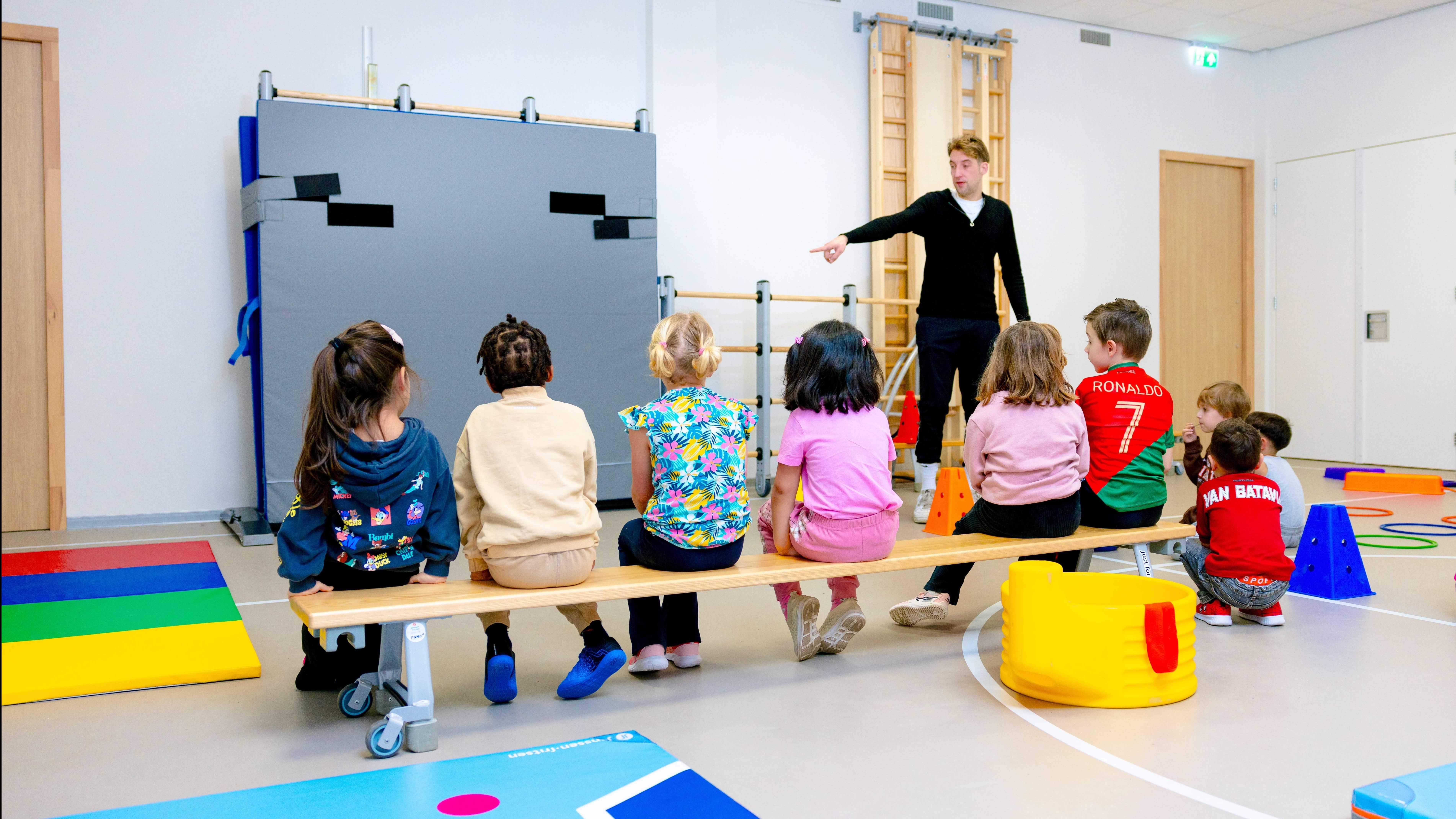 Kinderen luisteren naar een les in de gymzaal van Rooms Katholieke Basisschool De Ommelander in Arnhem. Kinderen luisteren naar een les in de gymzaal van Rooms Katholieke Basisschool De Ommelander in Arnhem.