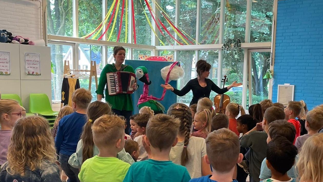 Kinderen luisteren naar een muzikale voorstelling in Rooms Katholieke Basisschool De Schakel in Apeldoorn. Kinderen luisteren naar een muzikale voorstelling in Rooms Katholieke Basisschool De Schakel in Apeldoorn.