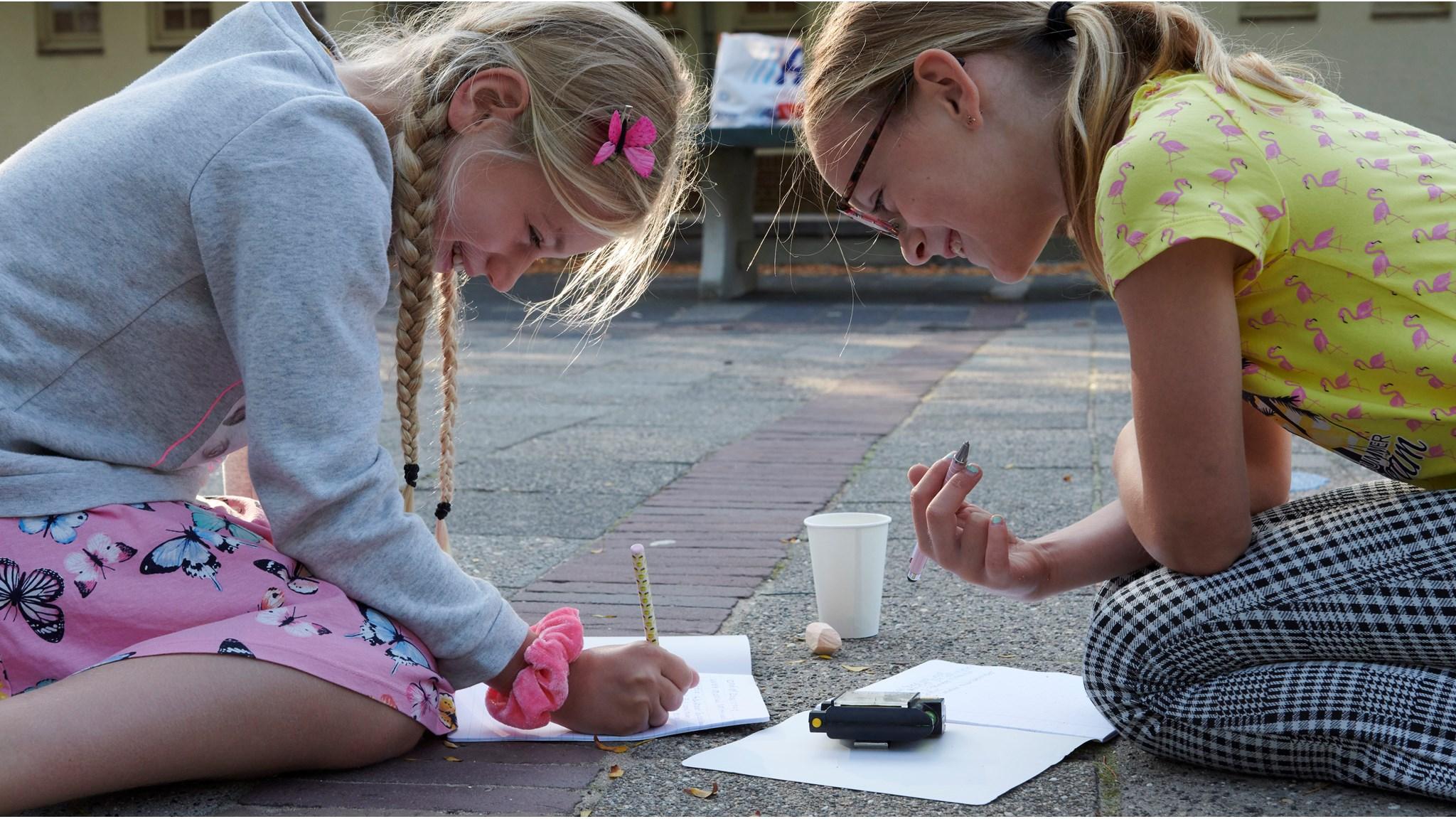 Kinderen maken huiswerk op het schoolplein van De Beatrixschool in Haarlem. Kinderen maken huiswerk op het schoolplein van De Beatrixschool in Haarlem.