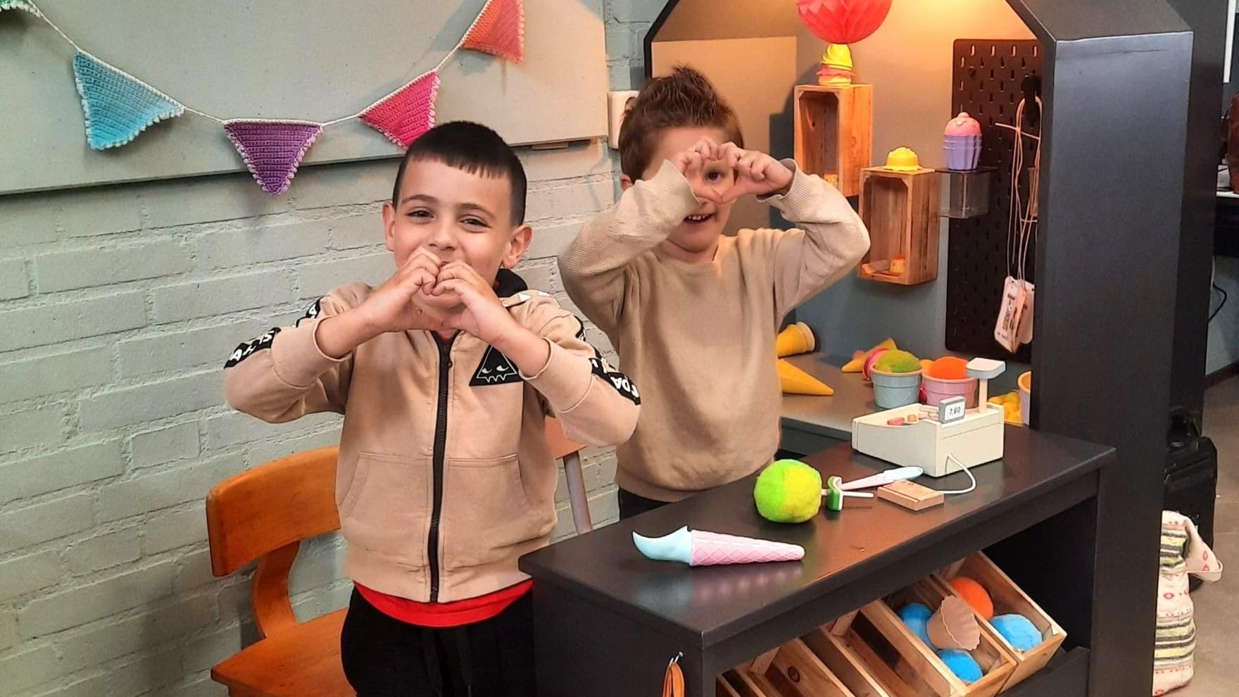 Kinderen maken plezier in de speelruimte van Basisschool De Heihorst in Heibloem. Kinderen maken plezier in de speelruimte van Basisschool De Heihorst in Heibloem.