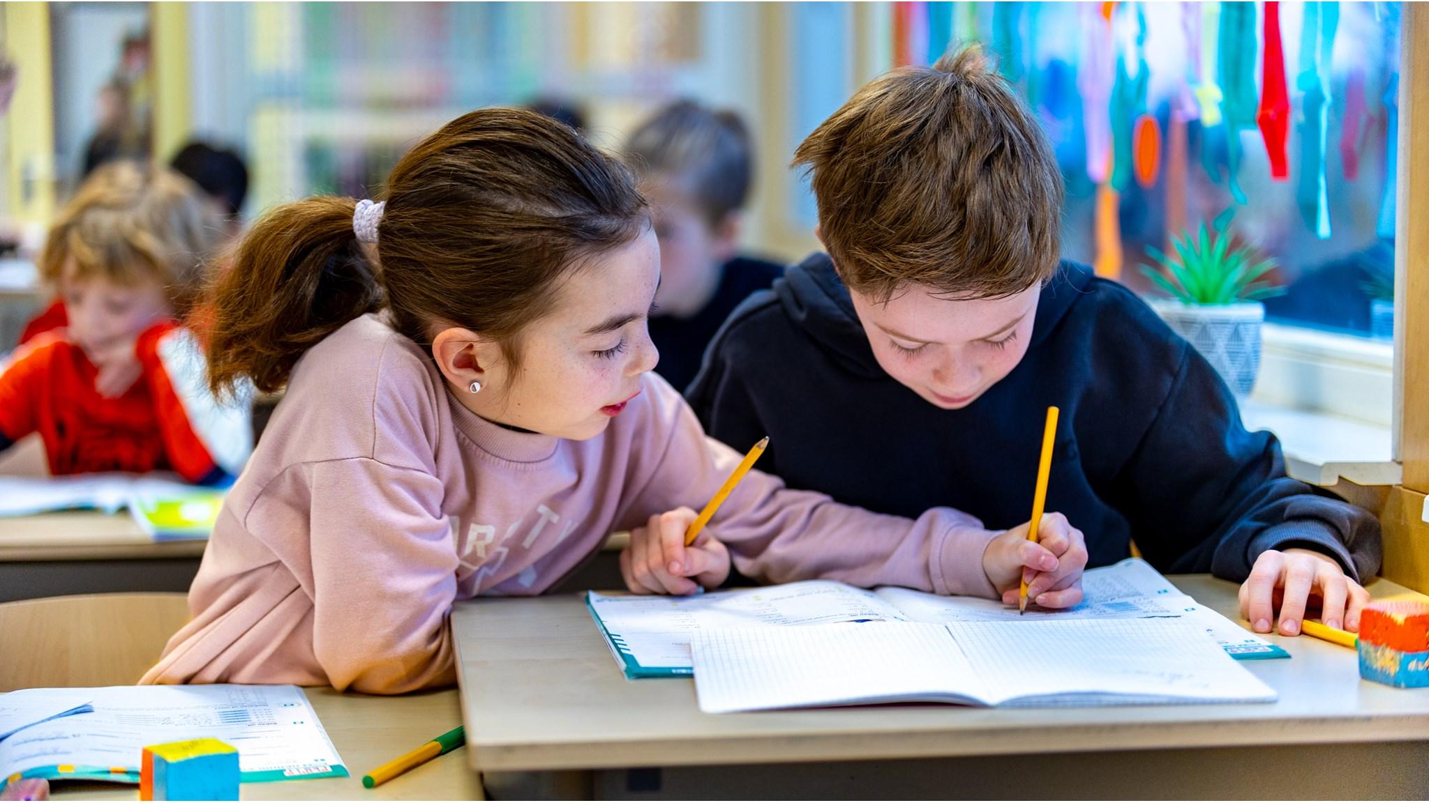 Kinderen maken samen hun huiswerk in de klas van Basisschool 't Maxend in Nistelrode. Kinderen maken samen hun huiswerk in de klas van Basisschool 't Maxend in Nistelrode.