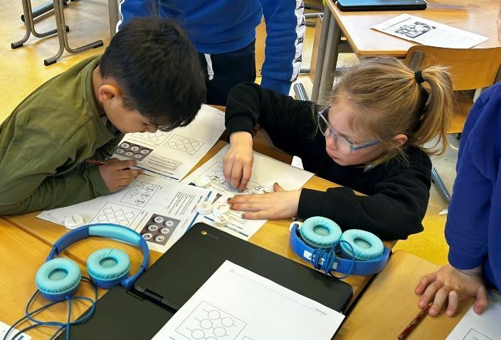Kinderen maken samen hun opdrachten in de klas van Openbare Basisschool Sterrendonk in Oosterhout. Kinderen maken samen hun opdrachten in de klas van Openbare Basisschool Sterrendonk in Oosterhout.