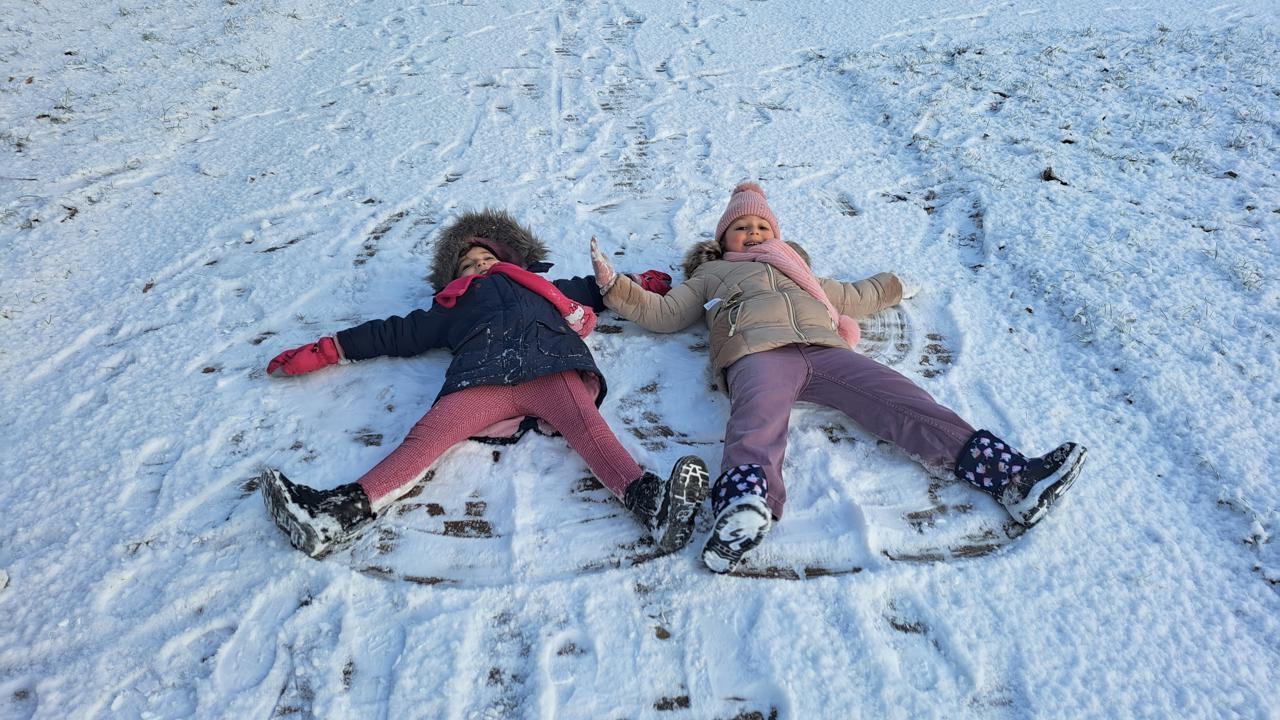Kinderen maken sneeuwengelen op het schoolplein van KBS De Catharijnepoort in Utrecht. Kinderen maken sneeuwengelen op het schoolplein van KBS De Catharijnepoort in Utrecht.
